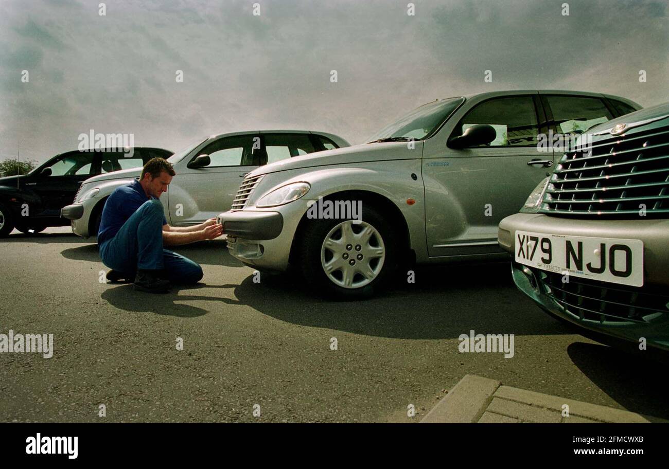 Montaggio di piastre di registrazione X su Chrysler in uno showroom il 2000 agosto a Kidlington Oxfordshire. Foto Stock