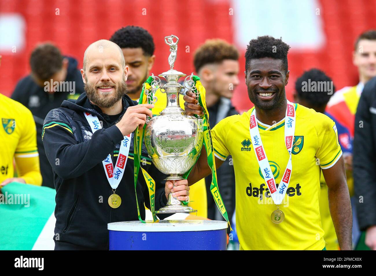 Oakwell, Barnsley, Inghilterra - 8 maggio 2021 Alexander Tettey (a destra) e Teemu Pukki di Norwich City con il trofeo di campionato dopo la partita Barnsley contro Norwich City, Sky Bet EFL Championship 2020/21, a Oakwell, Barnsley, Inghilterra - 8 maggio 2021 Credit: Arthur Haigh/WhiteRosePhotos/Alamy Live News Oakwell, Barnsley, Inghilterra - 8 maggio 2021 durante il gioco Barnsley contro Norwich City, Sky Bet EFL Championship 2020/21, a Oakwell, Barnsley, Inghilterra - 8 maggio 2021 Credit: Arthur Haigh/WhiteRosePhotos/Alamy Live News Foto Stock