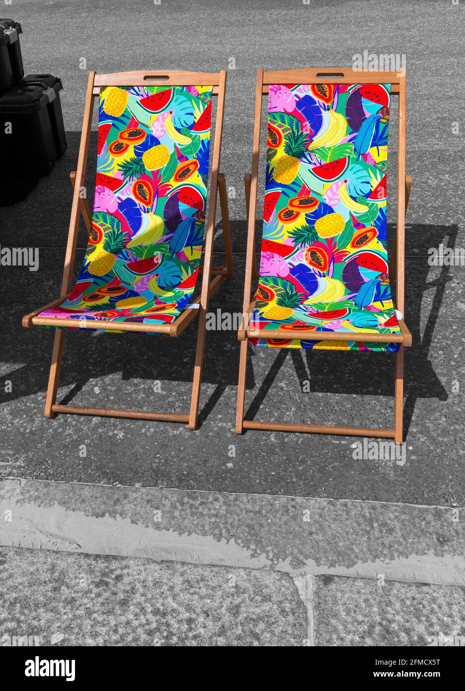 Due sedie a sdraio colorate, sedie a sdraio, disegno fruttato sul lungomare  di Bournemouth, Dorset UK a maggio Foto stock - Alamy