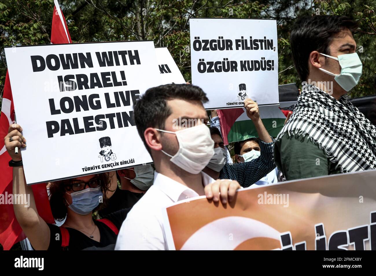 Ankara, Turchia. 8 maggio 2021. Un protestore tiene un cartello che dice w?th Israele! Lungo vivere la Palestina durante la manifestazione.l'Unione giovanile della Turchia (TGB) si è riunita di fronte all'ambasciata israeliana ad Ankara per protestare contro l'ingresso delle forze di sicurezza israeliane in Masjid al-Aqsa, che è considerato un luogo sacro per i musulmani. Credit: SOPA Images Limited/Alamy Live News Foto Stock