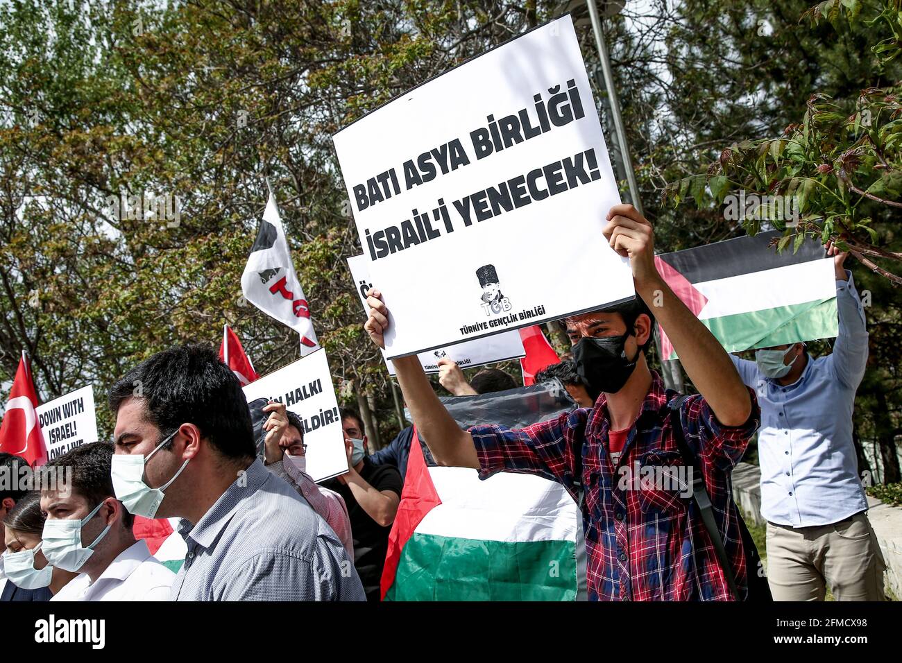 Ankara, Turchia. 8 maggio 2021. I manifestanti che indossano maschere facciali tengono i cartelli durante la manifestazione.l'Unione giovanile della Turchia (TGB) si è riunita di fronte all'ambasciata israeliana ad Ankara per protestare contro l'ingresso delle forze di sicurezza israeliane in Masjid al-Aqsa, che è considerato un luogo sacro per i musulmani. Credit: SOPA Images Limited/Alamy Live News Foto Stock