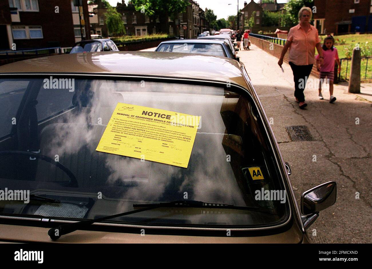 Un'auto abbandonata attende di essere portata via per lo smaltimento A southwark, s. london. Fotografia da parte di Mark chilvers. 22/8/00 Foto Stock