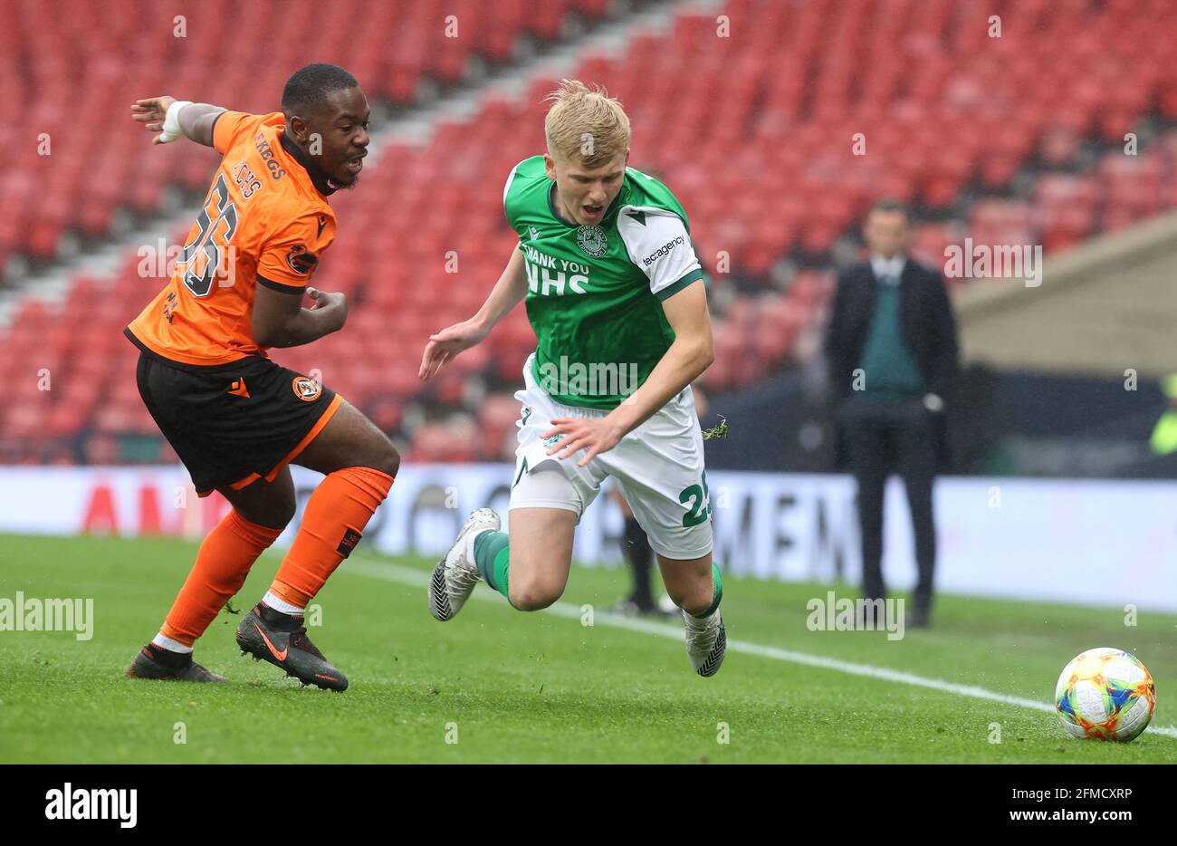 La battaglia di Jeando Fuchs (a sinistra) di Dundee United e Josh Doig di Hibernian per la palla durante la partita di Semifinale della Coppa Scozzese ad Hampden Park, Glasgow. Data immagine: Sabato 8 maggio 2021. Foto Stock