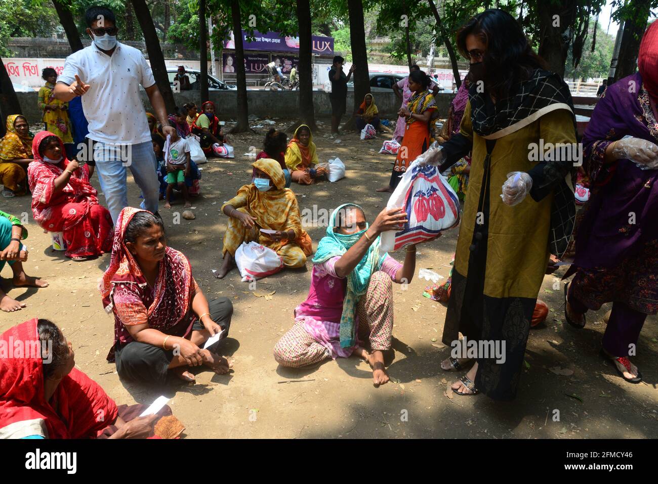 Dhaka, Bangladesh. 8 maggio 2021. I volontari del Bangladesh distribuiscono materiale di soccorso ai senzatetto durante una chiusura a livello nazionale imposta dal governo come misura preventiva contro il coronavirus COVID-19, a Dhaka, in Bangladesh, l'8 maggio 2021. Credit: Mamunur Rashid/Alamy Live News Foto Stock