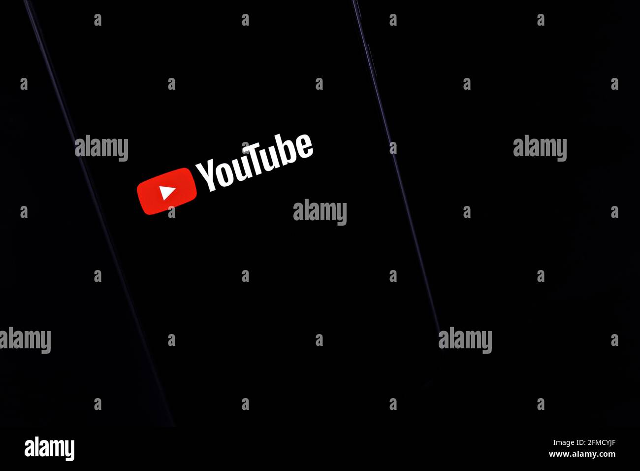 Foto editoriale sul tema YouTube. Foto illustrativa per notizie su YouTube - una piattaforma video online Foto Stock