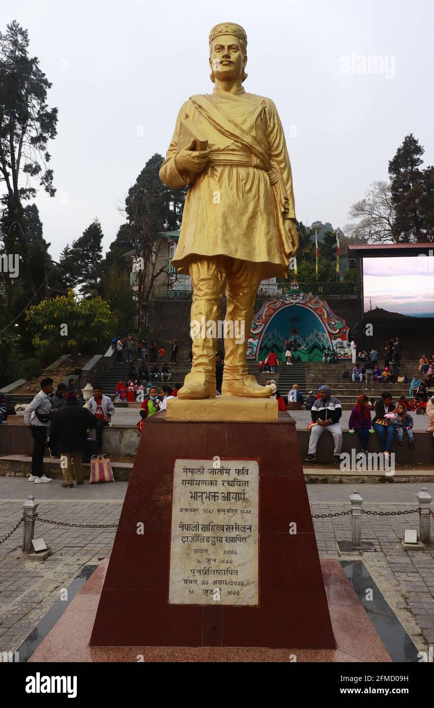 Statua di Bhanubhakta Acharya, poeta nepalese, tradusse il grande epico Ramayana da Sanscrito a Nepali, Darjeeling Mall Foto Stock