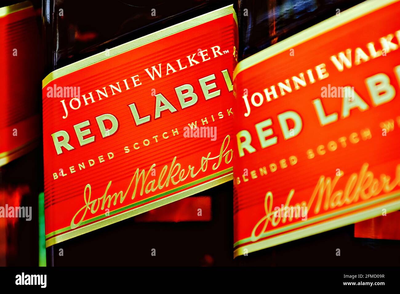 Foto editoriale selettiva messa a fuoco di Johnnie Walker Red Label Scotch Bottiglie di whisky - un marchio di whisky scozzese Foto Stock