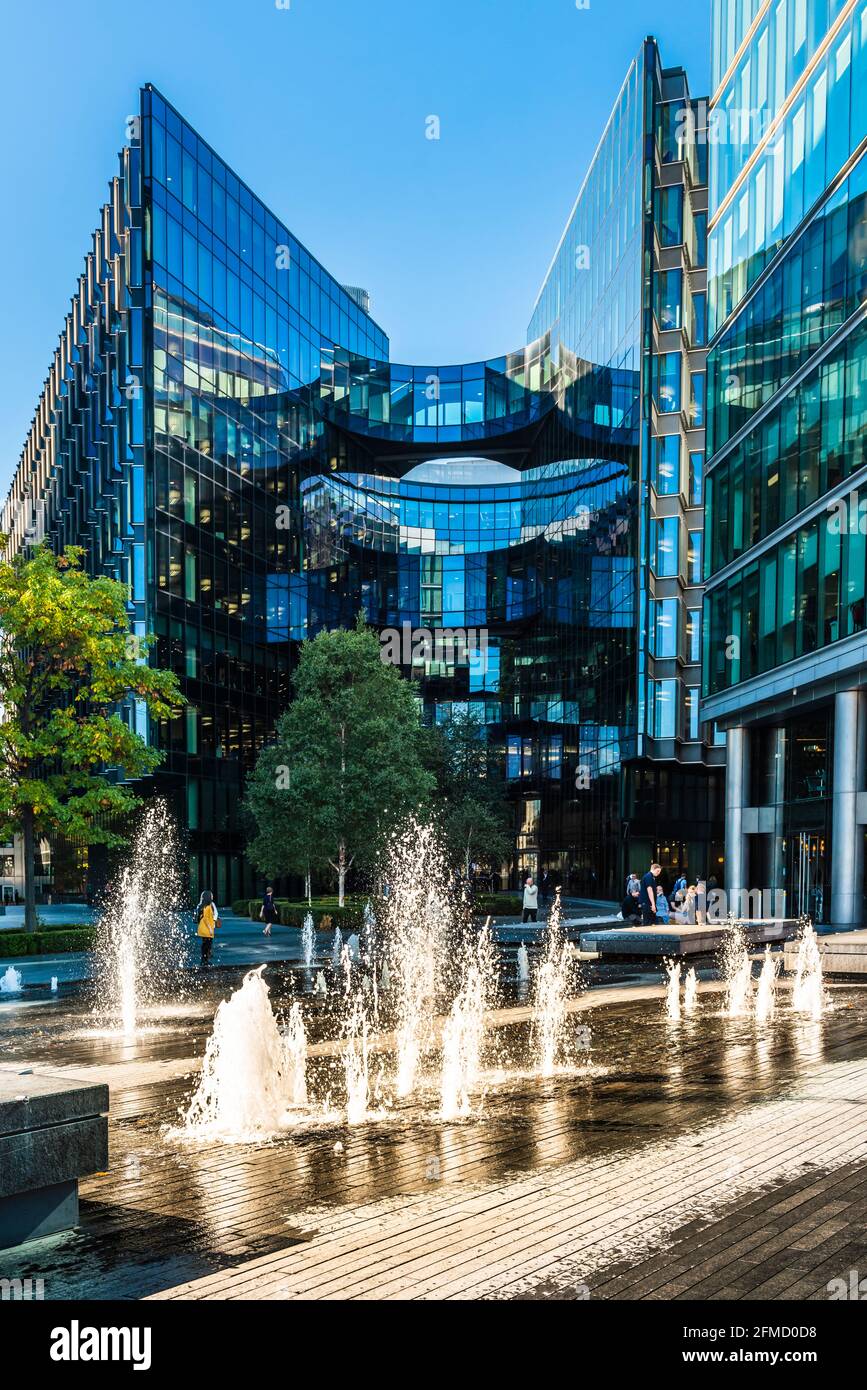 La fontana e gli edifici di uffici con facciata in vetro blu in più Londra Riverside sviluppo. Foto Stock