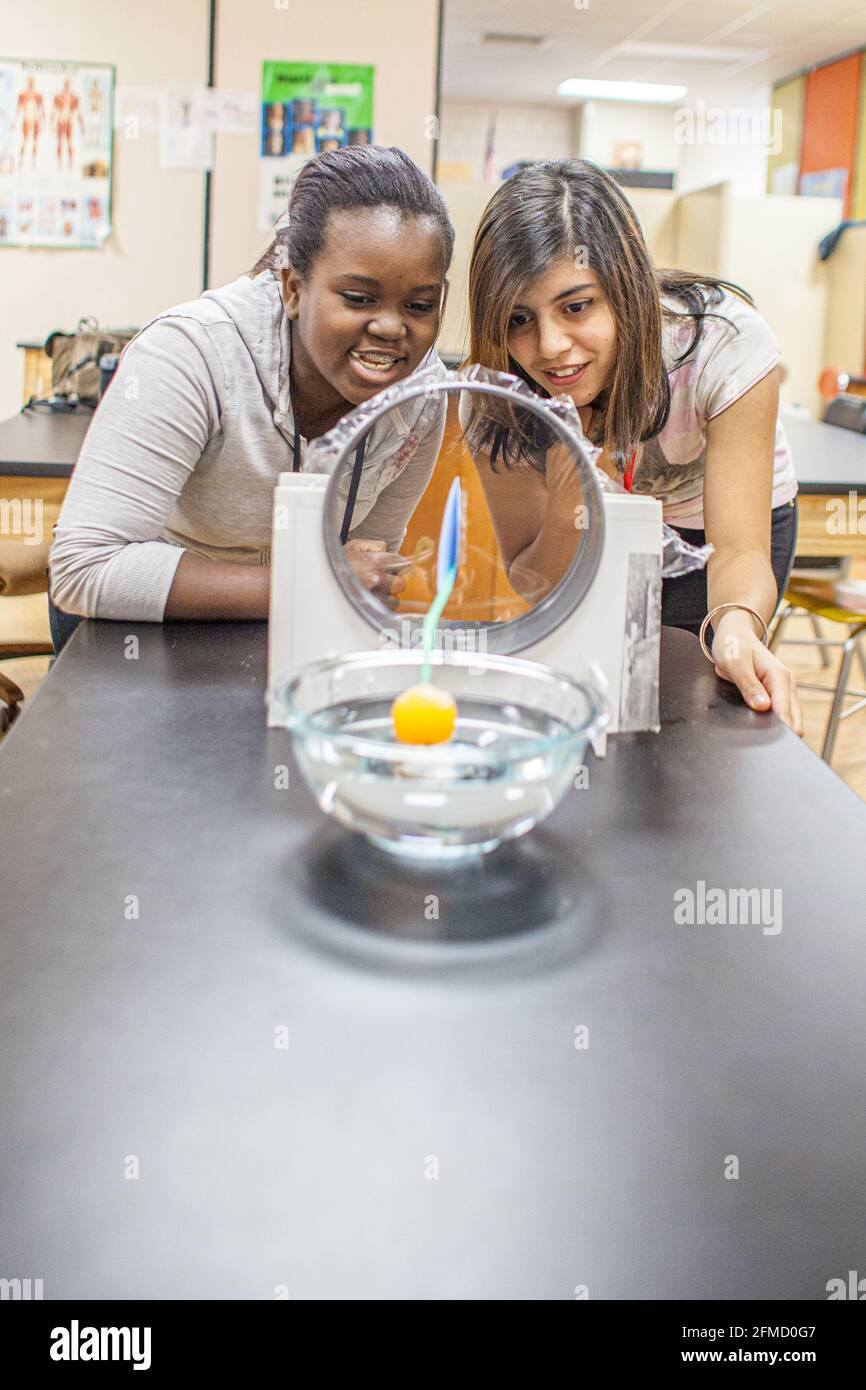 Studenti di una classe scientifica che lavorano a un esperimento Foto Stock