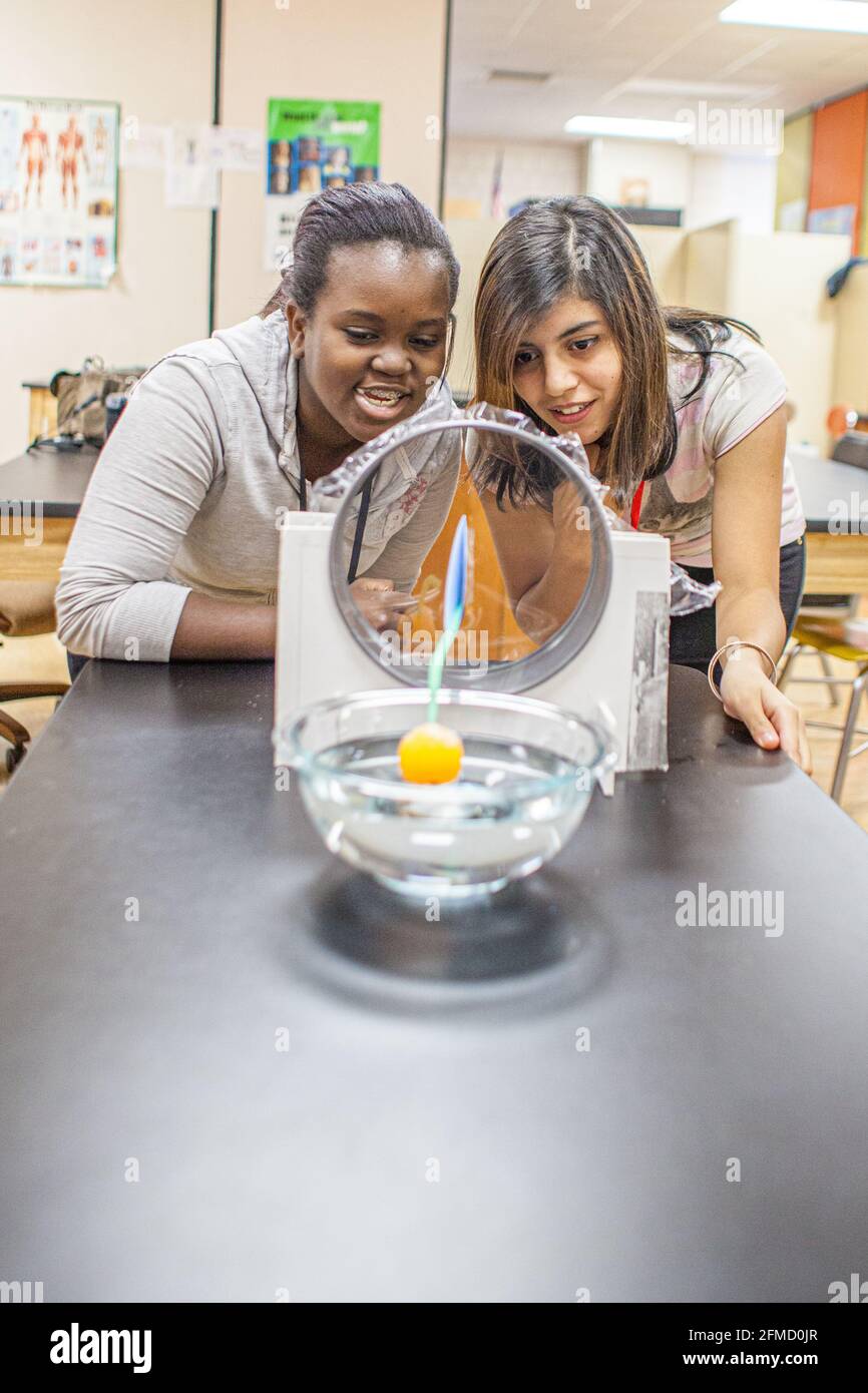 Studenti di una classe scientifica che lavorano a un esperimento Foto Stock