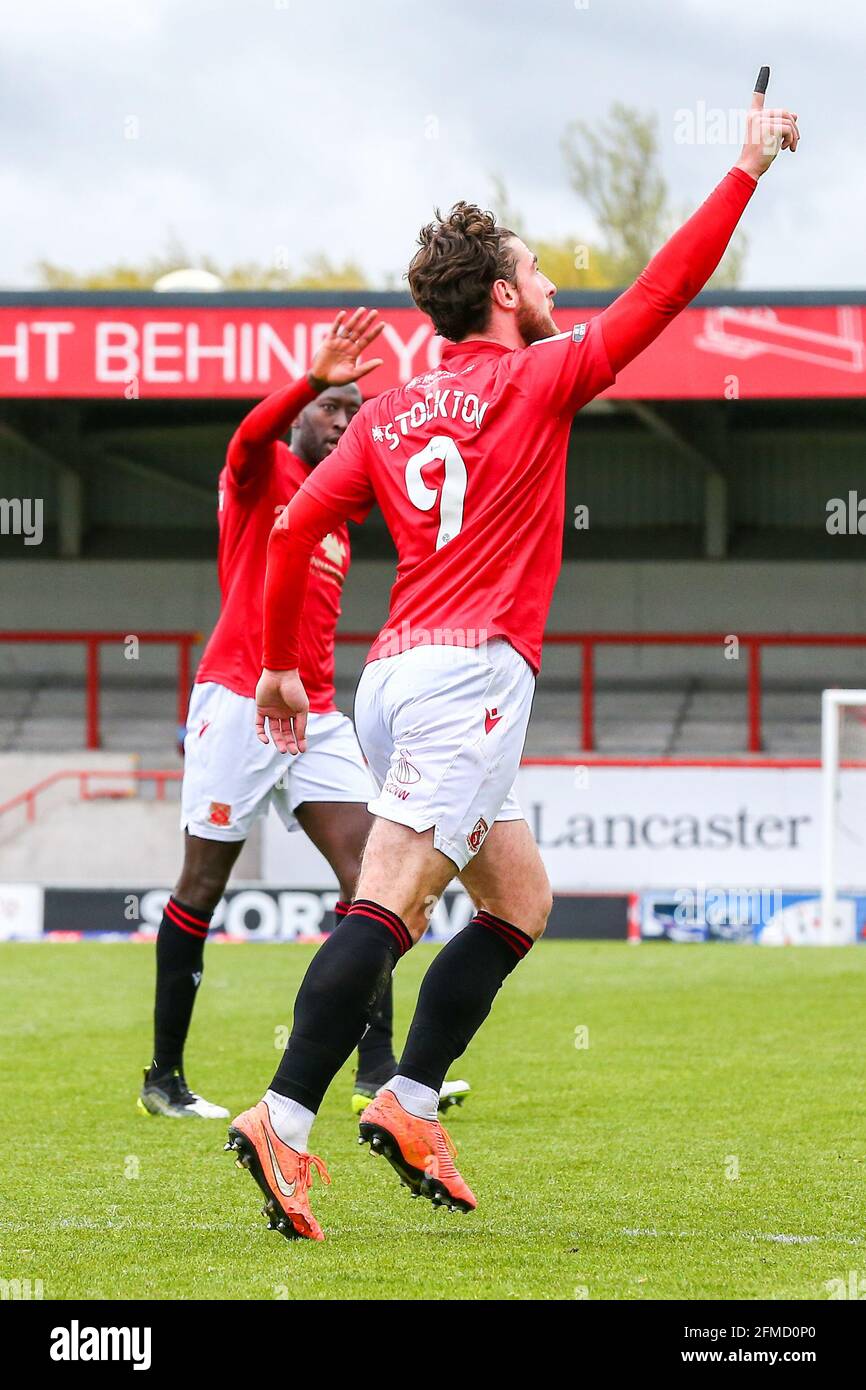 Morecambe, Regno Unito. 8 maggio 2021. Morecambe Forward Cole Stockton celebra il suo obiettivo durante la Sky Bet League 2 dietro la partita a porte chiuse tra Morecambe e Bradford City alla Globe Arena, Morecambe, Inghilterra, l'8 maggio 2021. Foto di Sam Fielding/prime Media Images. Credit: Prime Media Images/Alamy Live News Foto Stock