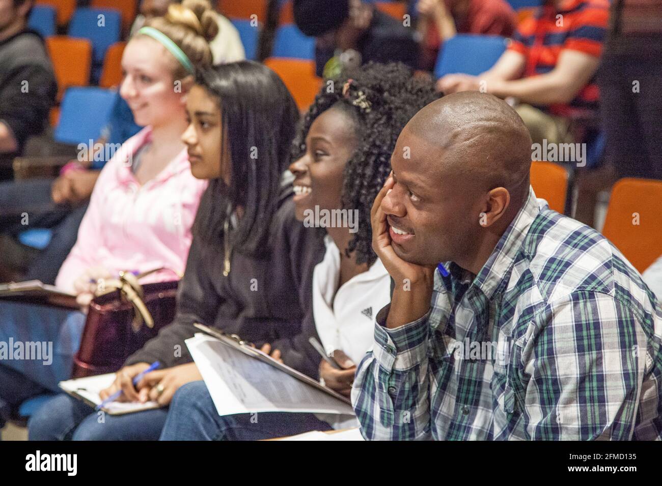 Studenti che ascoltano una lezione in un auditorium Foto Stock