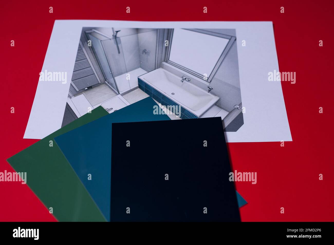 Vista sulla vasca da bagno con doccia. Nel piano sono presenti diversi campioni di colore Foto Stock