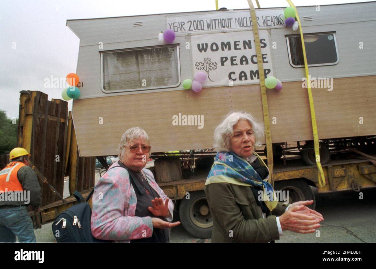 Le donne di Greenham Common finalmente si allontanano dopo 19 anni. Le due donne rimanenti, L-R: Jean Hutchinson e Sarah Hipperson come la carovana che è stata la loro casa è scacciata. Foto Stock