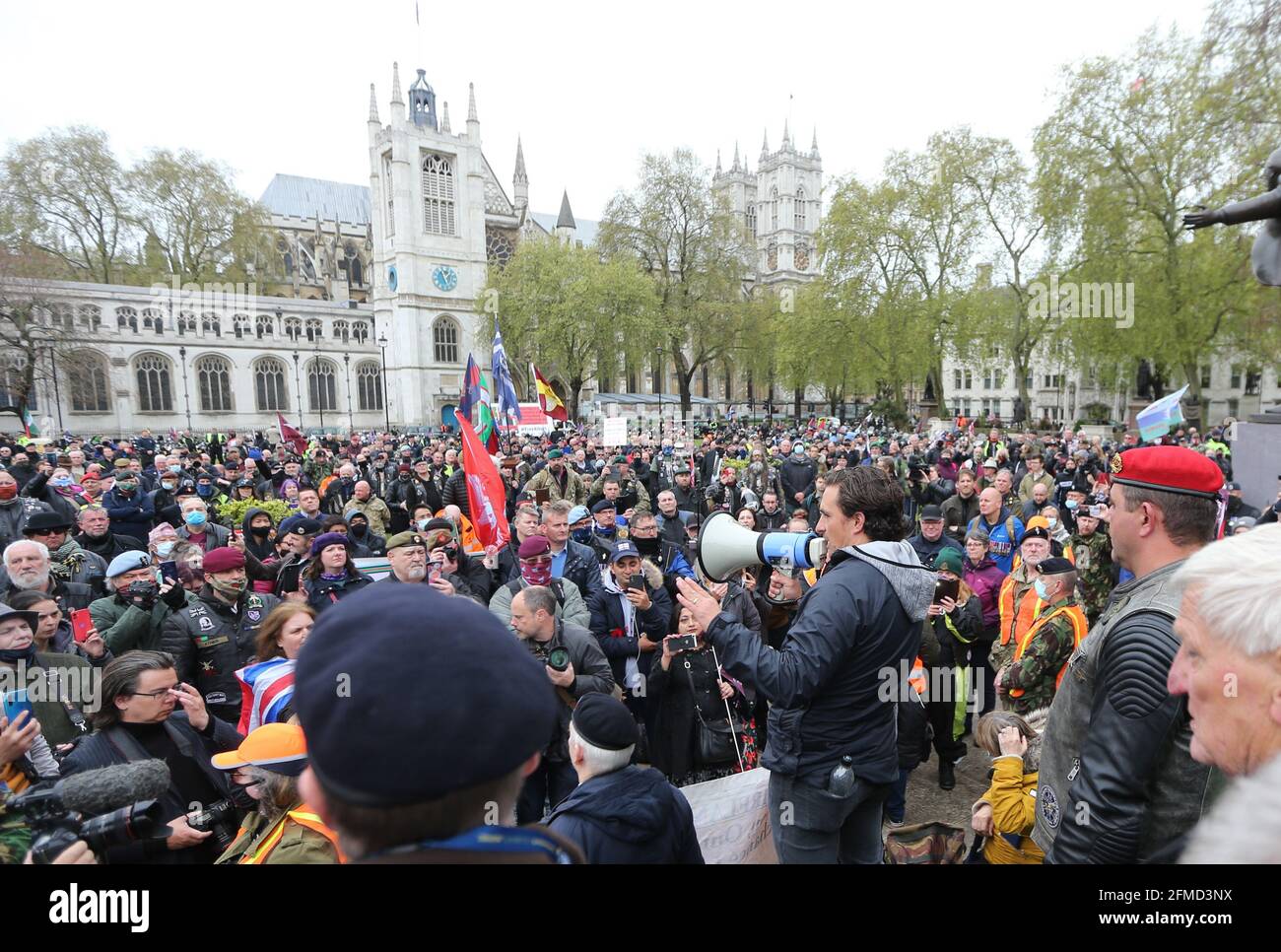 Londra, Inghilterra, Regno Unito. 8 maggio 2021. I manifestanti guidati dal ministro della Difesa e dai veterani JOHNNY MERCER hanno organizzato il rally 'RESPECT Our Veterans'' di London Parliament Square dopo il controverso processo contro due paracadutisti accusati di aver assassinato il leader ufficiale dell'IRA Joe McCann è effettivamente crollato nel Regno Unito. Mercer - che ha lasciato il suo ruolo ministeriale dopo aver espresso frustrazione per la mancanza di progressi in materia di legislazione per proteggere i veterani britannici che hanno prestato servizio durante i problemi dal processo - aveva partecipato anche al Belfast Crown Court la settimana scorsa. (Credit Image: © Tayfun SAL Foto Stock