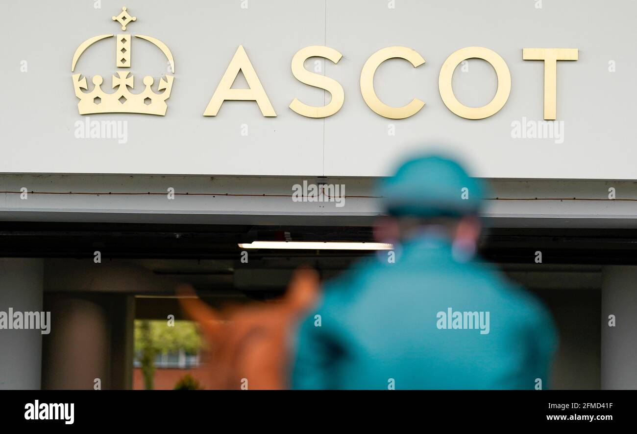 Hollie Doyle dopo aver cavalcato Louganini alla vittoria nella tote+ in esclusiva a tote.co.uk handicap durante il Tote+ May Racing Weekend 2021 all'ippodromo di Ascot. Data immagine: Sabato 8 maggio 2021. Guarda la storia di PA RACING Ascot. Il credito fotografico dovrebbe essere: Alan Croshurst/PA Wire. RESTRIZIONI: L'uso è soggetto a limitazioni. Solo per uso editoriale, nessun uso commerciale senza previo consenso del titolare dei diritti. Foto Stock