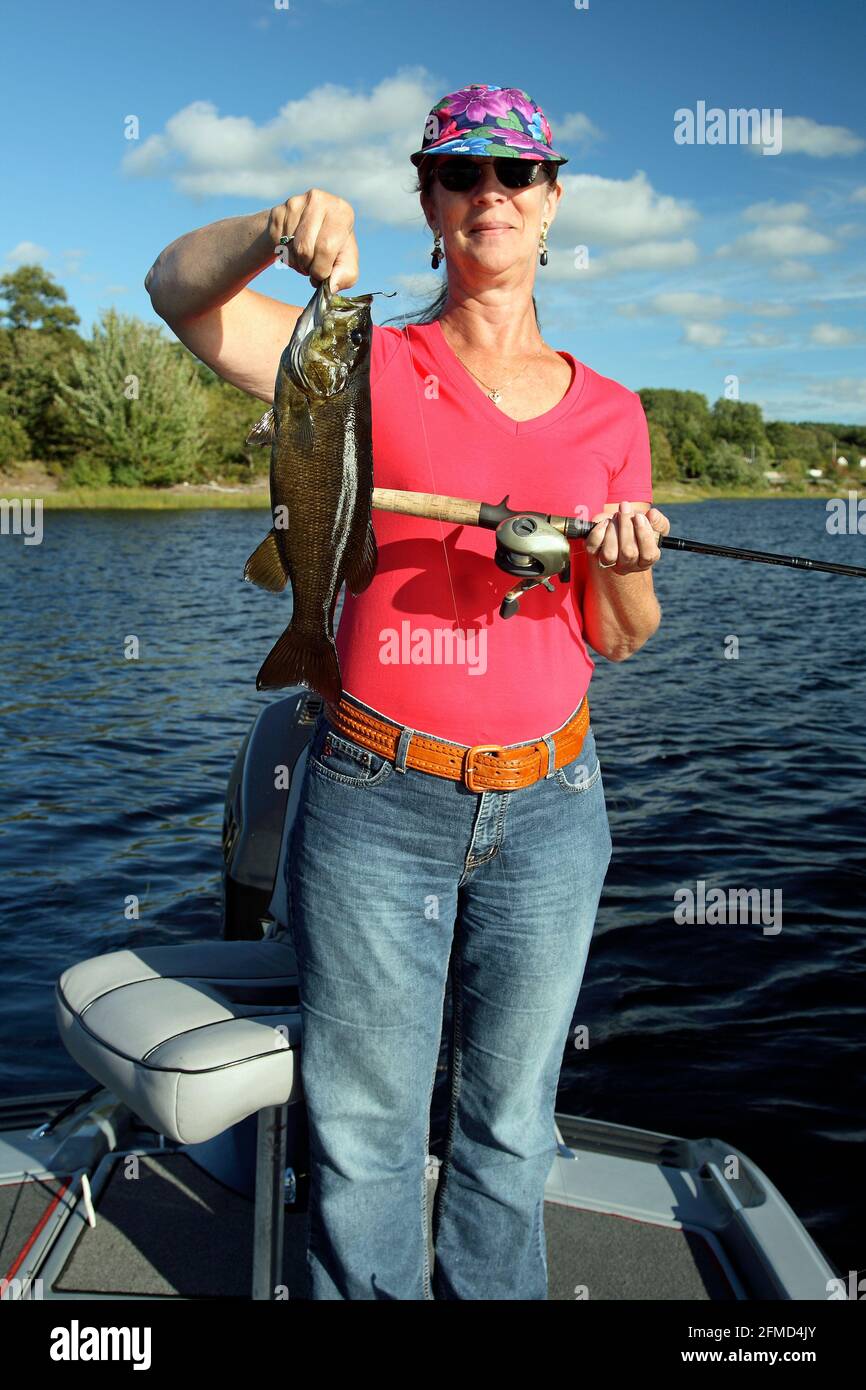 una donna con un bel pesce basso Foto Stock