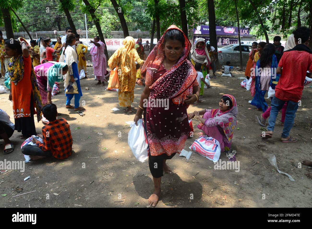 Dhaka, Bangladesh. 8 maggio 2021. I senzatetto trasportano materiale di soccorso dopo la ricezione durante una chiusura a livello nazionale imposta dal governo come misura preventiva contro il coronavirus COVID-19, a Dhaka, Bangladesh, l'8 maggio 2021. Credit: Mamunur Rashid/Alamy Live News Foto Stock