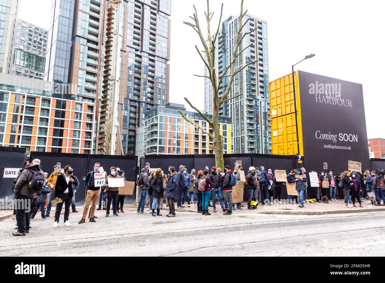 8 maggio 2021, Londra, Regno Unito - manifestanti che tengono cartelli si sono riuniti a South Quay, Canary Wharf per protestare contro il rivestimento non sicuro e infiammabile degli edifici il giorno dopo il vicino incendio di New Providence Wharf, Foto Stock