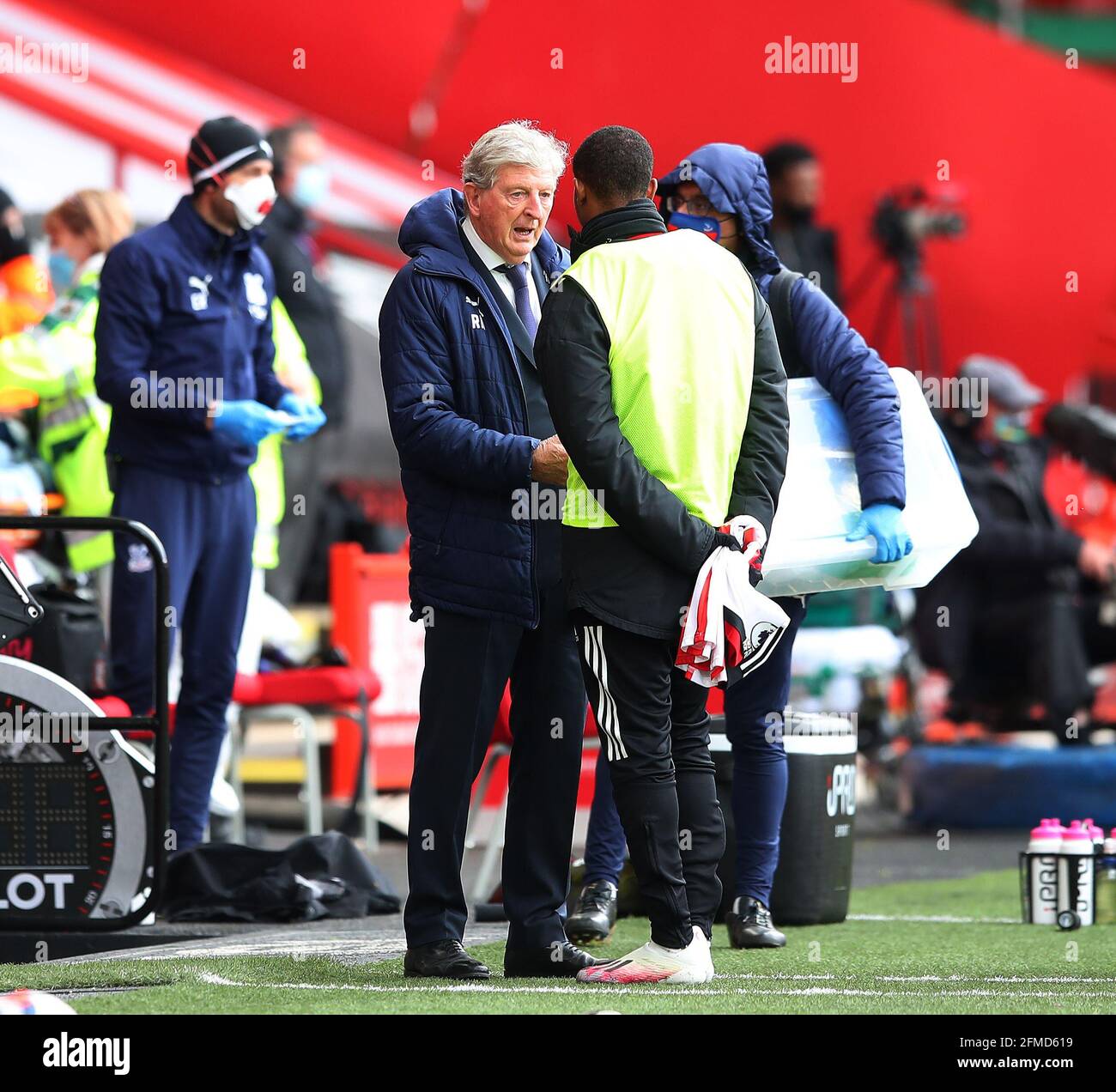 Sheffield, Inghilterra, 8 maggio 2021. Roy Hodgson, direttore del Crystal Palace, parla con Rhian Brewster di Sheffield Utd durante la partita della Premier League a Bramall Lane, Sheffield. Il credito immagine dovrebbe essere: Simon Bellis/ Sportimage Foto Stock