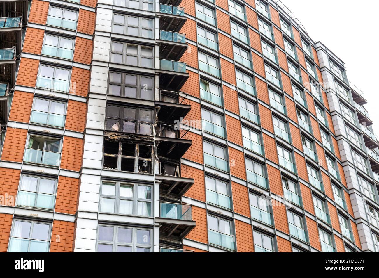 8 Maggio 2021, Londra, UK - la facciata di New Providence Wharf dopo un incendio di grande importanza legato ai pannelli di rivestimento ACM (lo stesso tipo come nel disastro della Torre di Grenfell) è stata estinta, Poplar vicino Canary Wharf Foto Stock