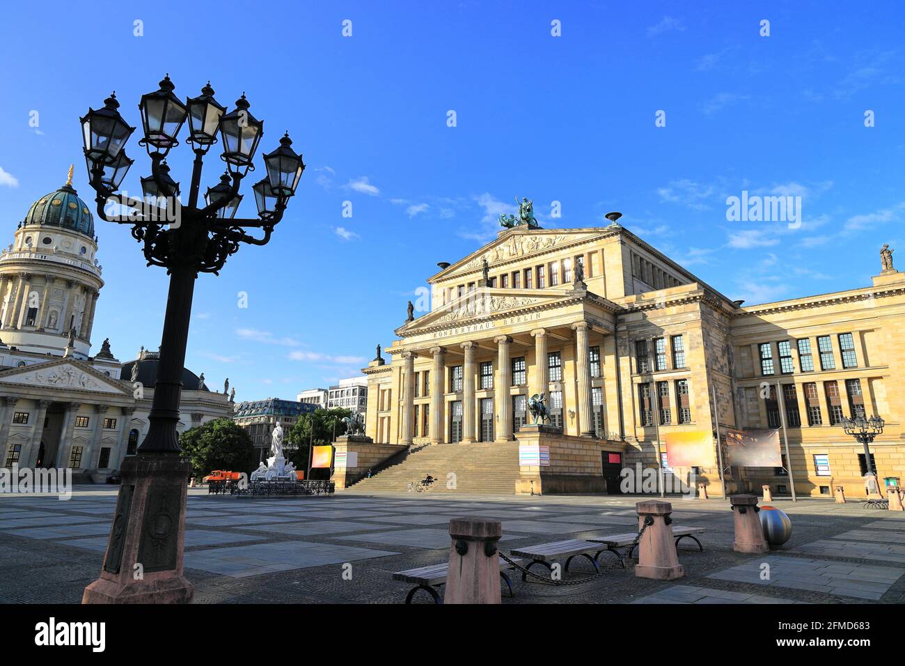 Sala concerti e la Cattedrale tedesca in piazza Gendarmenmarkt a Berlino. Germania, Europa. Foto Stock