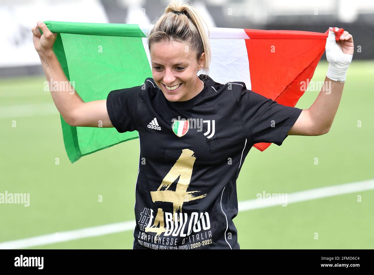 Torino, Italia. 8 maggio 2021. Martina Rosini della Juventus festeggia al termine della Serie femminile UNA partita di calcio tra Juventus FC e Napoli allo stadio Ale & Ricky di Vinovo ( Torino ) l'8 maggio 2021. Juventus FC ha vinto il suo quarto campionato italiano consecutivo vincendo 20 partite su 20. Photo Giuliano Marchisciano/OnePusNine/Insidiefoto Credit: Insidiefoto srl/Alamy Live News Foto Stock