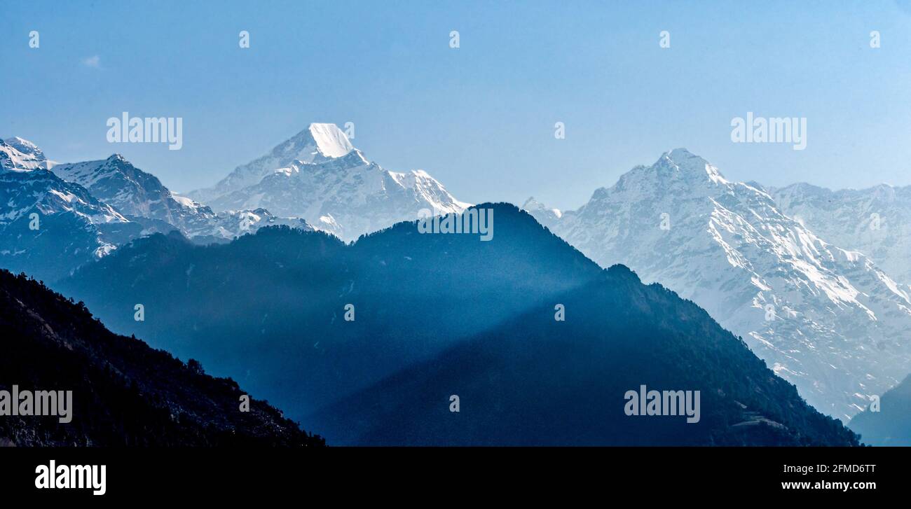 Il picco a bordo di rasoio di Nanda Kot (6861m) che domina i picchi circostanti Nell'Himalaya occidentale dell'India settentrionale di Uttarakhand Foto Stock