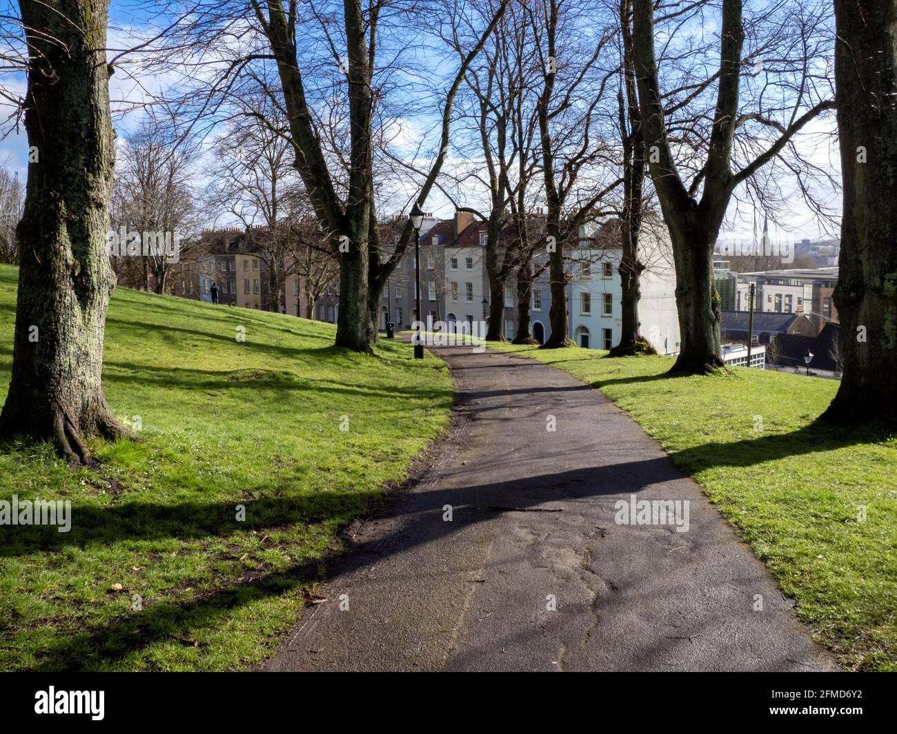 Case georgiane della Queen's Parade da un sentiero attraverso Brandon Hill Park a Bristol Regno Unito Foto Stock
