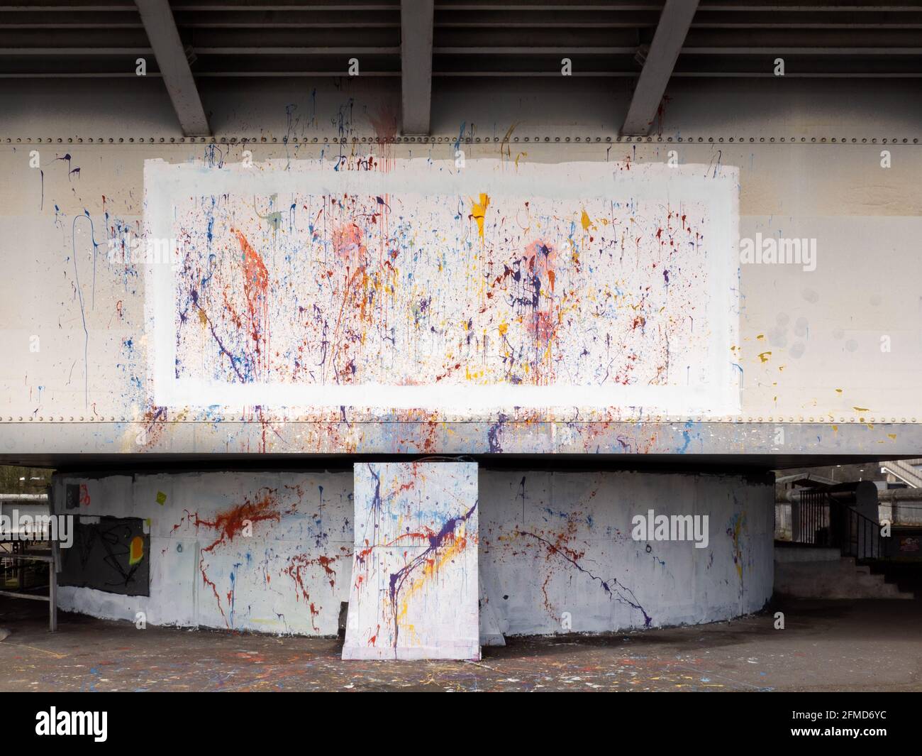 Graffiti al modo di Jackson Pollock sul Plimsoll Swing Bridge in Cumberland Basin Bristol UK Foto Stock