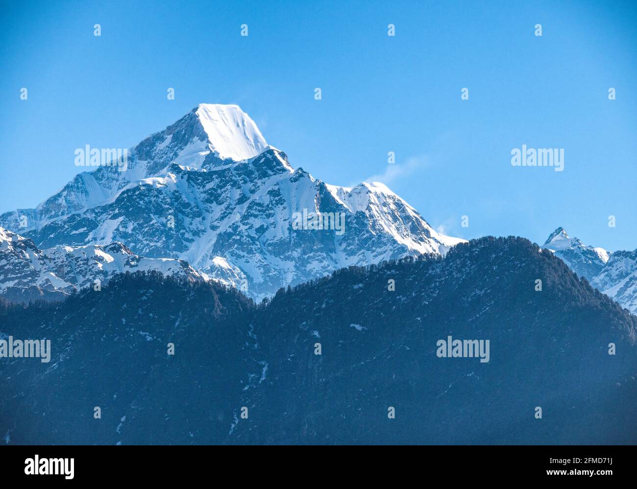 La magnifica vetta orlato di Nanda Kot (6861m) nel Himalaya occidentale dell'India settentrionale di Uttarakhand Foto Stock