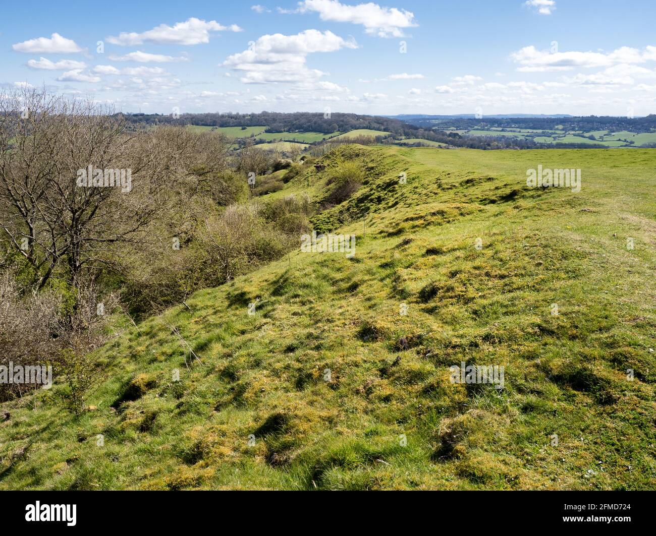 Earthworks of Solsbury Hill un forte della collina dell'età del ferro alto sopra la città di Bath Somerset Regno Unito Foto Stock