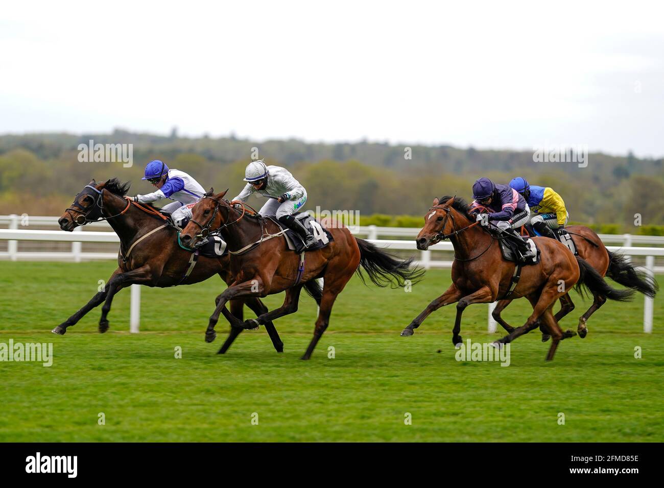 Mystery Show guidato da Hollie Doyle (a sinistra) vince la tote+ in esclusiva per l'handicap tote.co.uk della Silk Series Fillies durante il Tote+ May Racing Weekend 2021 presso l'ippodromo di Ascot. Data immagine: Sabato 8 maggio 2021. Guarda la storia di PA RACING Ascot. Il credito fotografico dovrebbe essere: Alan Croshurst/PA Wire. RESTRIZIONI: L'uso è soggetto a limitazioni. Solo per uso editoriale, nessun uso commerciale senza previo consenso del titolare dei diritti. Foto Stock