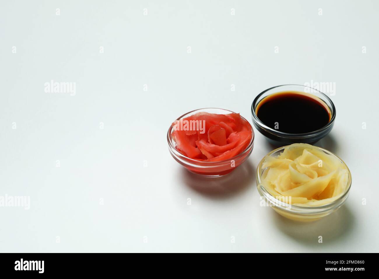 Zenzero e salsa di soia sottaceto su fondo bianco Foto Stock