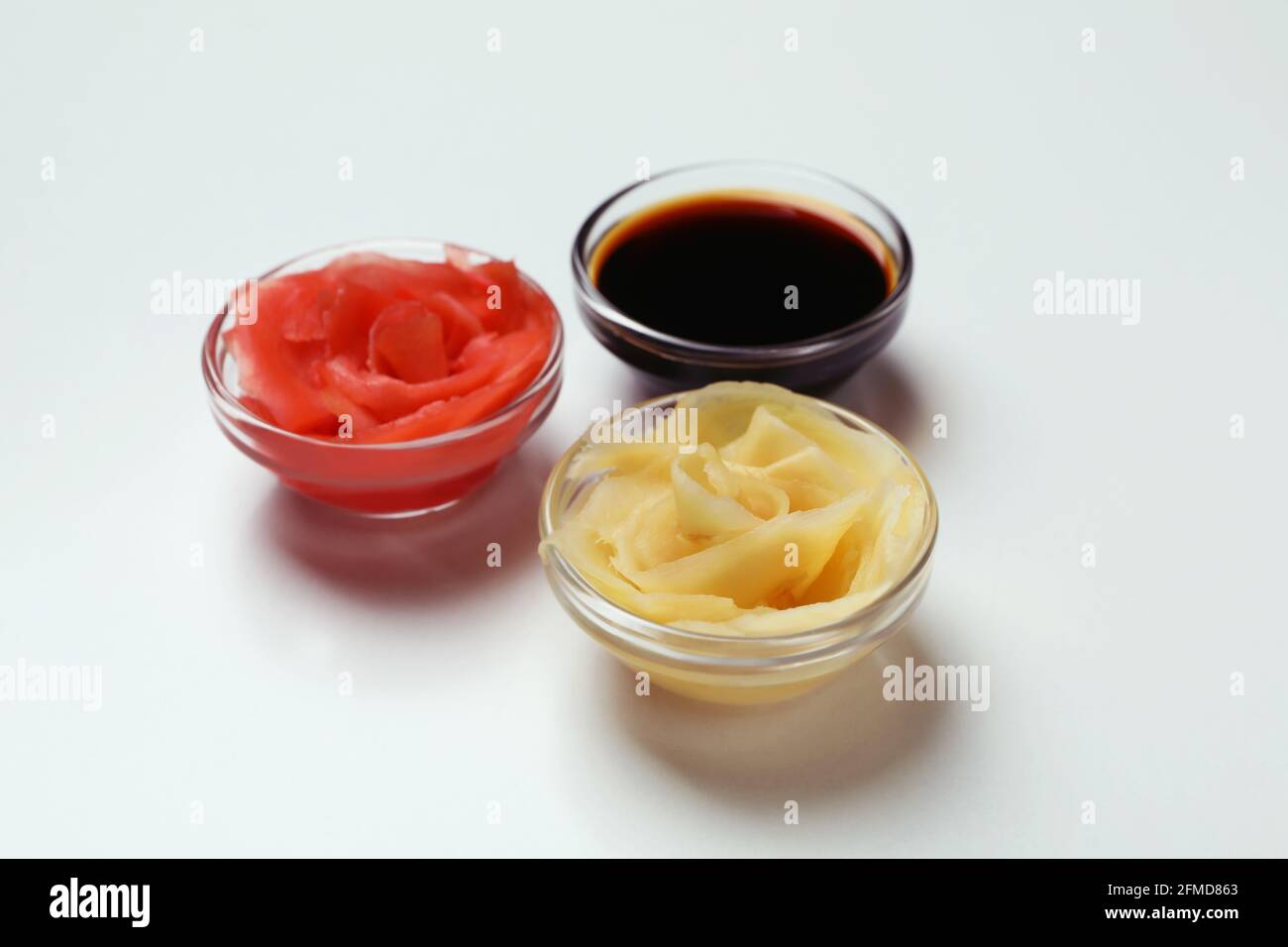 Zenzero e salsa di soia sottaceto su fondo bianco Foto Stock