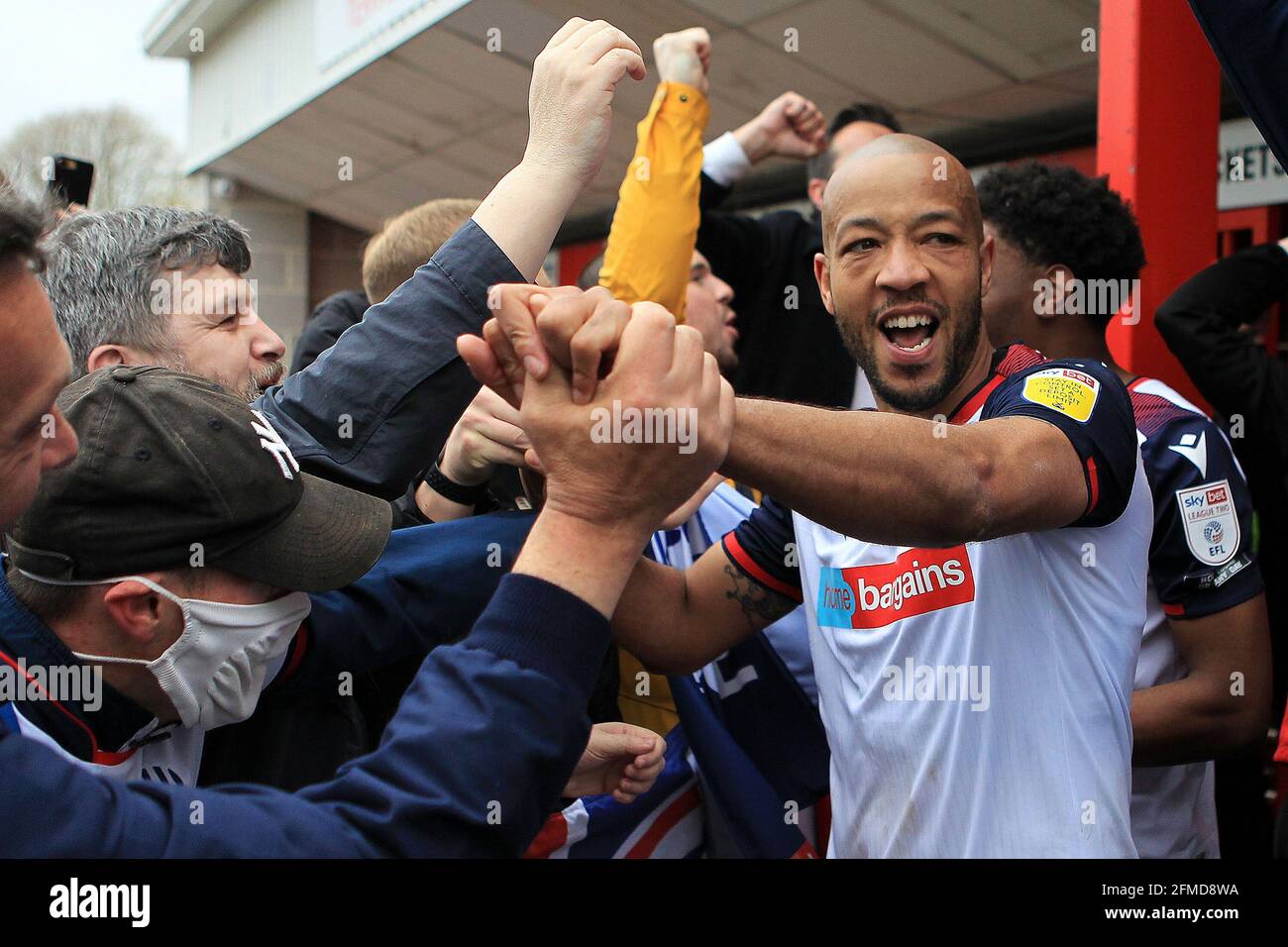 Alex Baptiste di Bolton Wanderers festeggia con i tifosi Bolton dopo la promozione delle loro squadre in Lega uno. EFL Skybet Football League Two match, Crawley Town contro Bolton Wanderers al People's Pension Stadium di Crawley, West Sussex, Inghilterra sabato 8 maggio 2021. Questa immagine può essere utilizzata solo per scopi editoriali. Solo per uso editoriale, è richiesta una licenza per uso commerciale. Nessun uso in scommesse, giochi o un singolo club/campionato/giocatore publications.pic di Steffan Bowen/Andrew Orchard sports photography/Alamy Live News Foto Stock