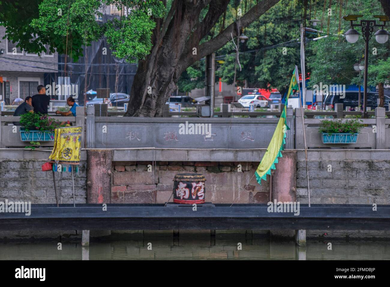 Guangzhou, Cina. 1 MAGGIO 2021. Edifici in fase di demolizione, parzialmente abbattuti e da sostituire con nuovi blocchi di appartamenti. Foto Stock