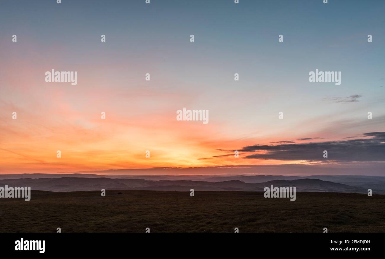 Un glorioso tramonto sulle colline del Galles centrale, vicino a Llandrindod Wells, Powys, Regno Unito Foto Stock