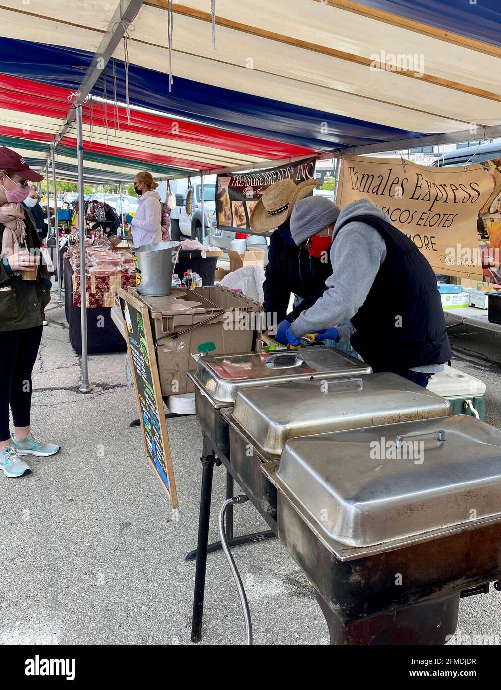 Il mercato agricolo apre per la stagione nella periferia di Chicago. Maschere di protezione richieste per clienti e fornitori. Foto Stock