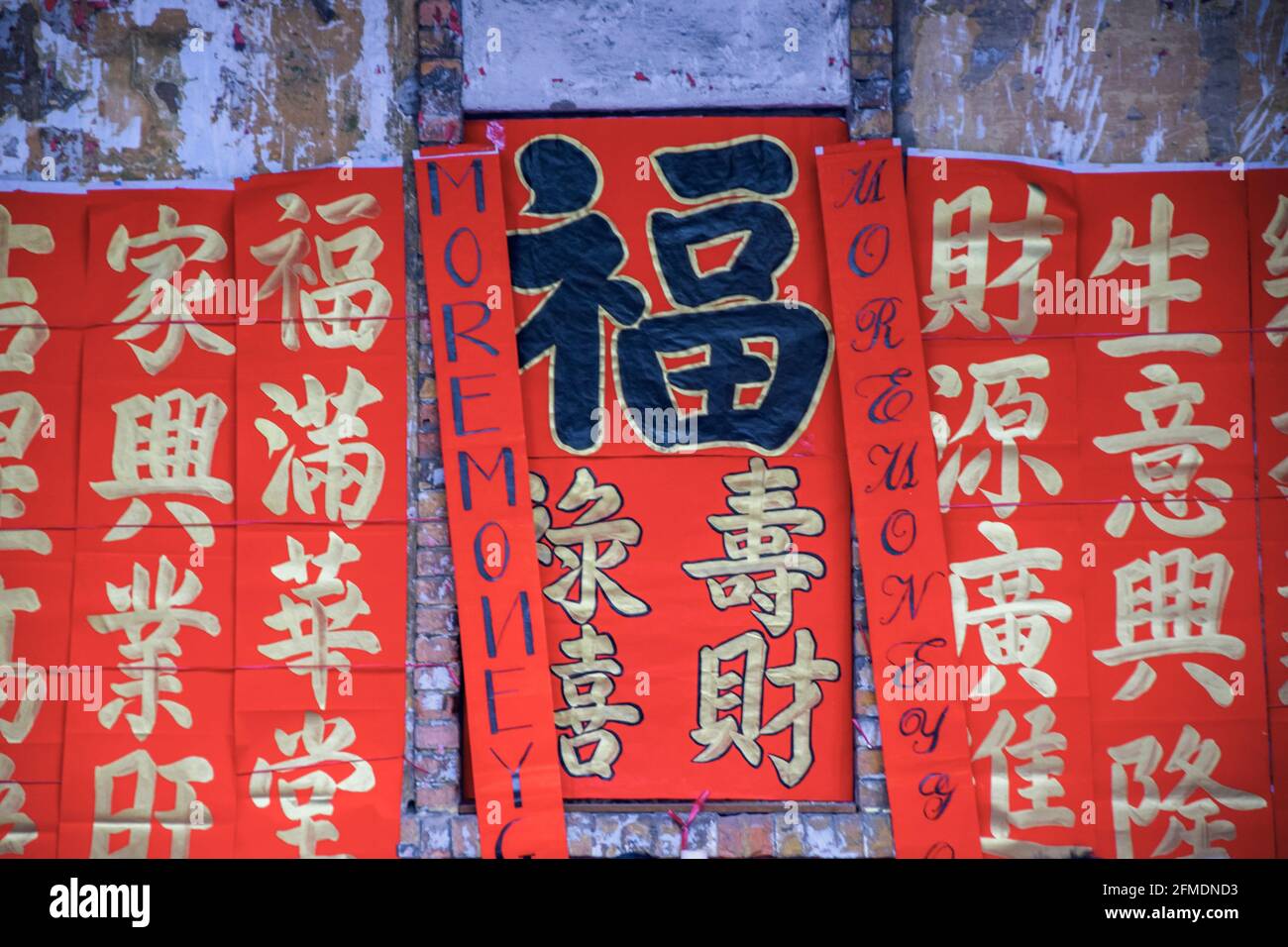 Foshan, provincia di Guangdong, Cina. 8 FEBBRAIO 2021. Persone che scrivono couplets con saluti per Spring Festival. Preparazione per il nuovo anno cinese celebrati Foto Stock