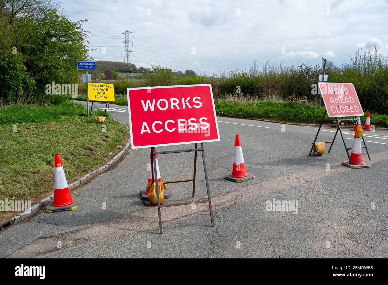 Aylesbury vale, Buckinghamshire, Regno Unito. 29 aprile 2021. La HS2 ha chiuso Rocky Road fino al 14 maggio 2021 per ulteriori lavori sulla costruzione della ferrovia ad alta velocità da Londra a Birmingham. La sicurezza HS2 sta bloccando il traffico e le telecamere TVCC HS2 vengono utilizzate da HS2. HS2 ha anche chiuso un certo numero di sentieri locali tra cui la strada di collegamento da Rocky Lane a Durham Farm, tuttavia, nessuna delle chiusure dei sentieri sono elencati dal Consiglio Buckinghamshire sul loro sito web. Credito: Maureen McLean/Alamy Foto Stock