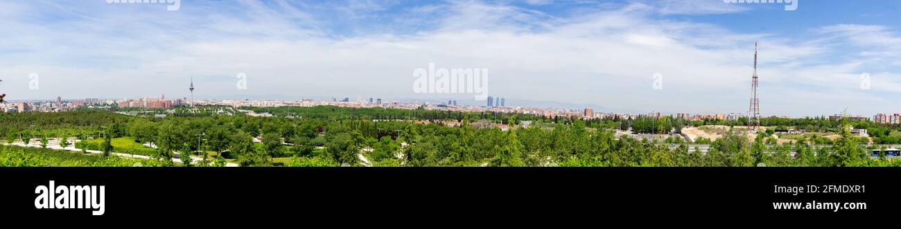 Panoramica di uno skyline di Madrid dal Parque de la Cuña Verde de o'Donnell, a Madrid. Vista sulle 5 torri, le torri Kio, la Pirulí e il Sier Foto Stock