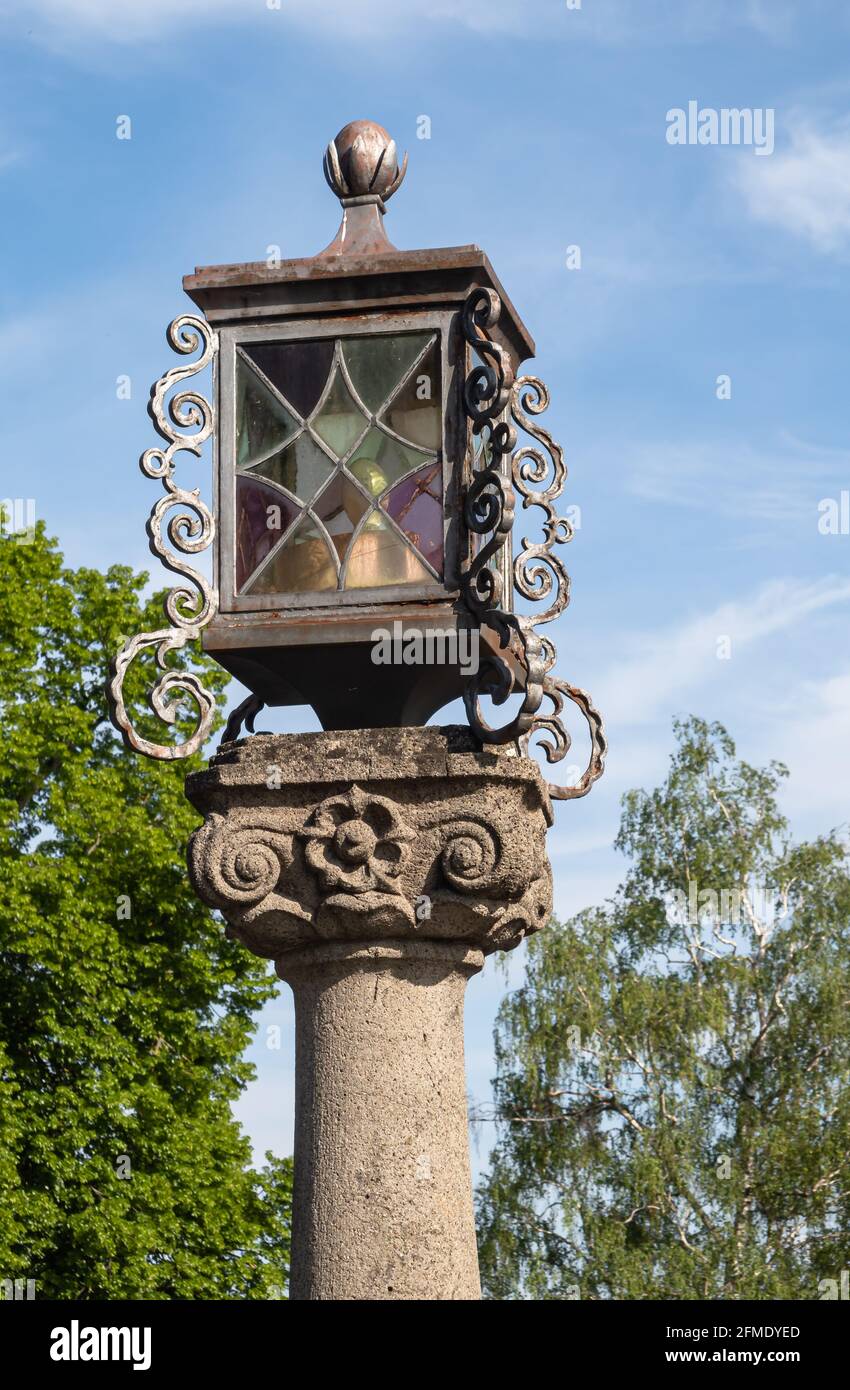 USTER, SVIZZERA - 7 MAGGIO 2020: Una vecchia lanterna-lampada da cortile di fronte al castello medievale di Uster Foto Stock