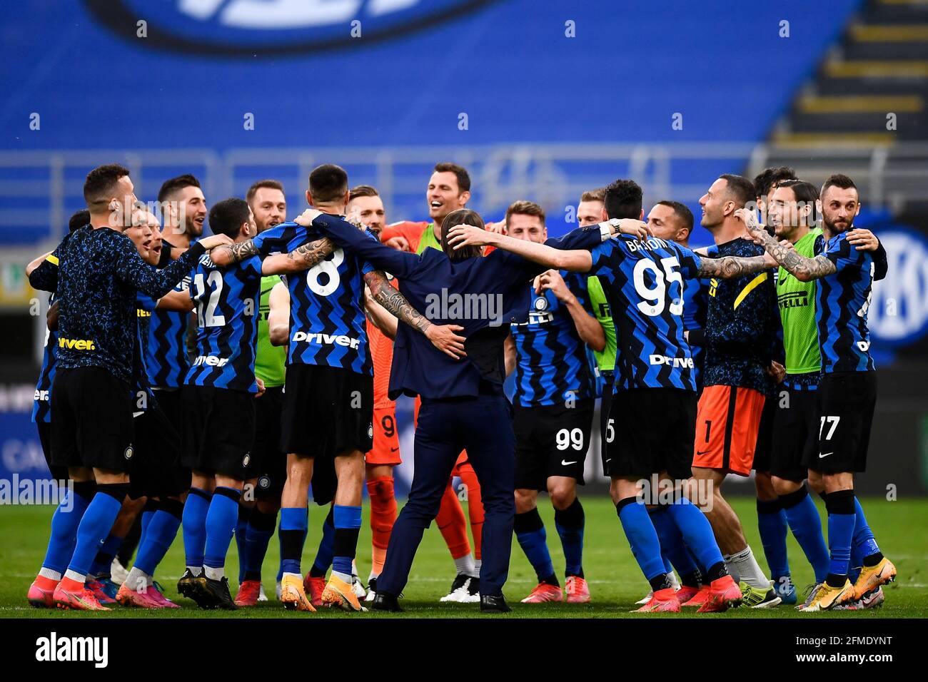 Milano, Italia. 08 maggio 2021. I giocatori del FC Internazionale festeggiano la vittoria del campionato italiano 20120-2021 al termine della serie A, partita di calcio tra FC Internazionale e UC Sampdoria. Credit: Nicolò campo/Alamy Live News Foto Stock