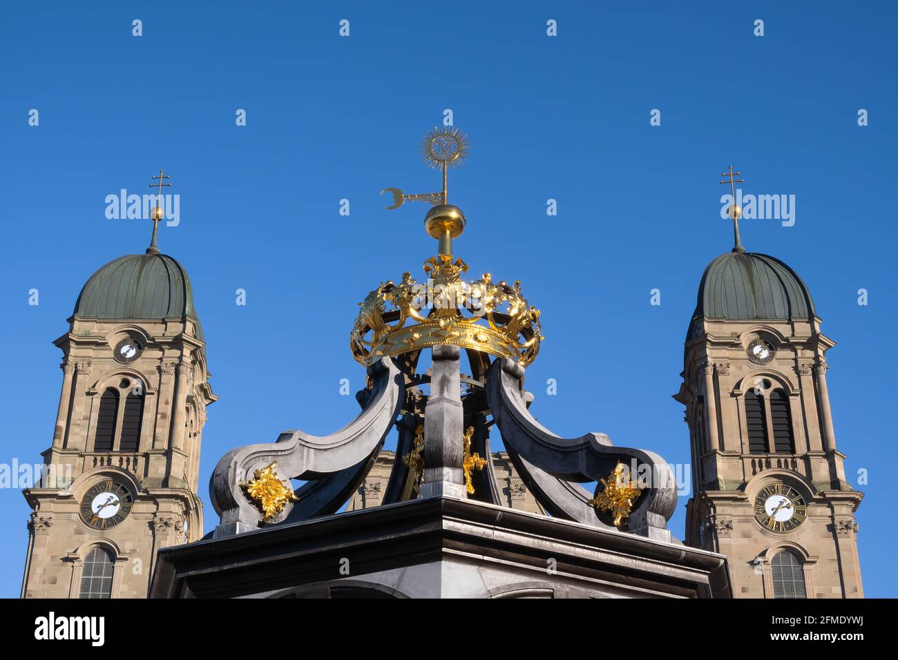 Einsiedeln, Svizzera - 25 novembre 2020: L'abbazia benedettina di Einsiedeln con la sua possente basilica è il principale centro di pellegrinaggio cattolico a SW Foto Stock