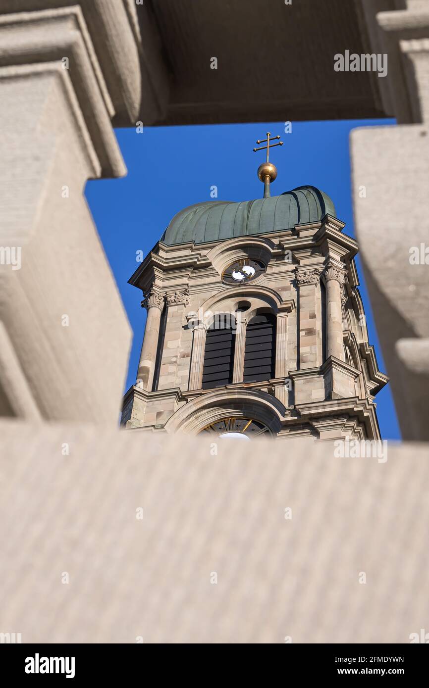 Einsiedeln, Svizzera - 25 novembre 2020: Un campanile di un'abbazia benedettina a Einsiedeln Foto Stock