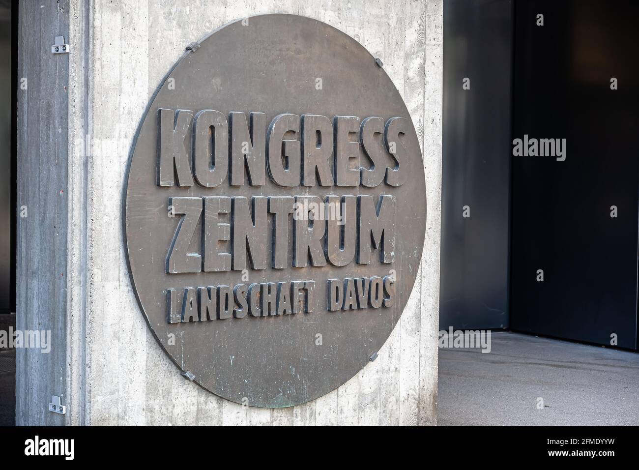 Davos, Svizzera - 17 luglio 2020: Centro congressi a Davos dove si svolge il prestigioso World Economic Forum. Foto Stock