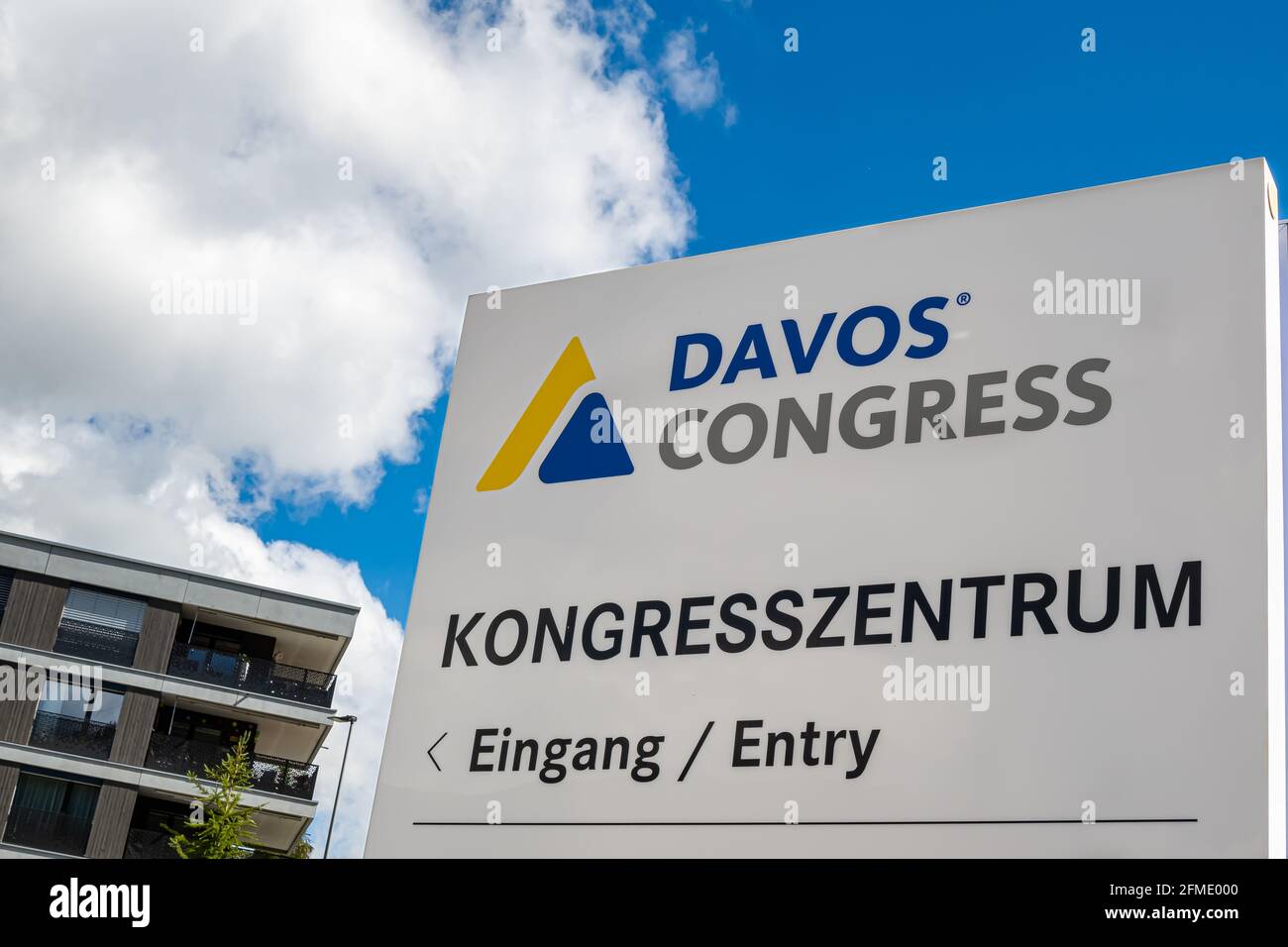 Davos, Svizzera - 17 luglio 2020: Centro congressi a Davos dove si svolge il prestigioso World Economic Forum. Foto Stock