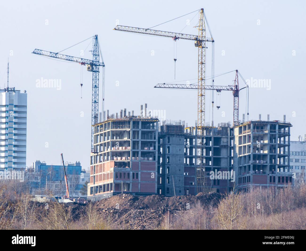 costruzione di un edificio a più piani a telaio con gru a torre Foto Stock