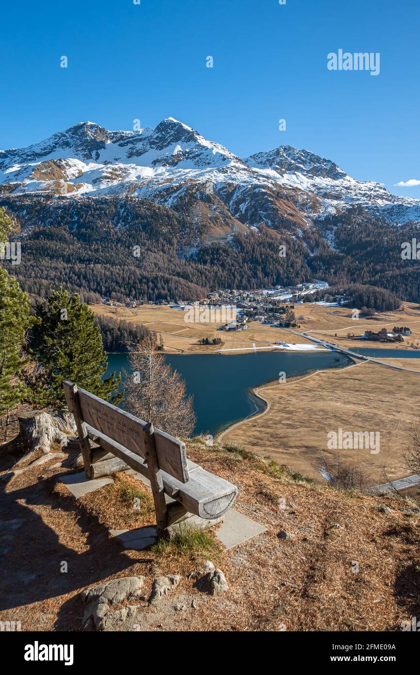 St. Moritz-Silvaplana, Svizzera - 26 novembre 2020: Splendido panorama invernale del lago Silvaplana e del villaggio di Surlej. Foto Stock